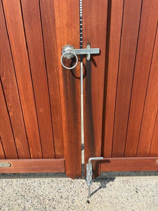 Dubbele poort Bangkirai hout 300x180cm gesloten