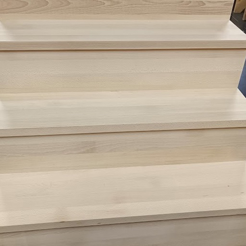 Gesloten trap Lubeck beuk zwarte wang recht 305x90cm aantrede 20cm