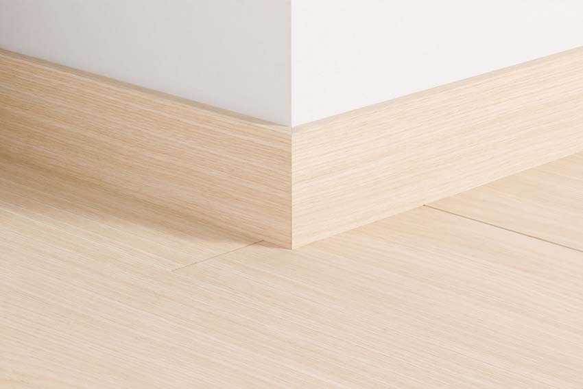 Plinthe de parquet Quick-Step chêne ivoire 240x1,4x7,7cm