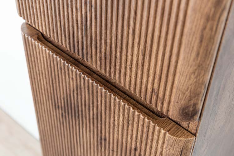 Kolomkast Jelte notelaar hangend 170x40x35cm