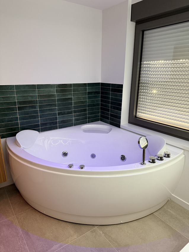 Hoekbad Oliver mat wit met whirlpool 150x150cm