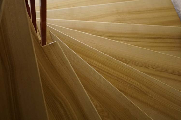 stair-g5531e9e85_1920_1