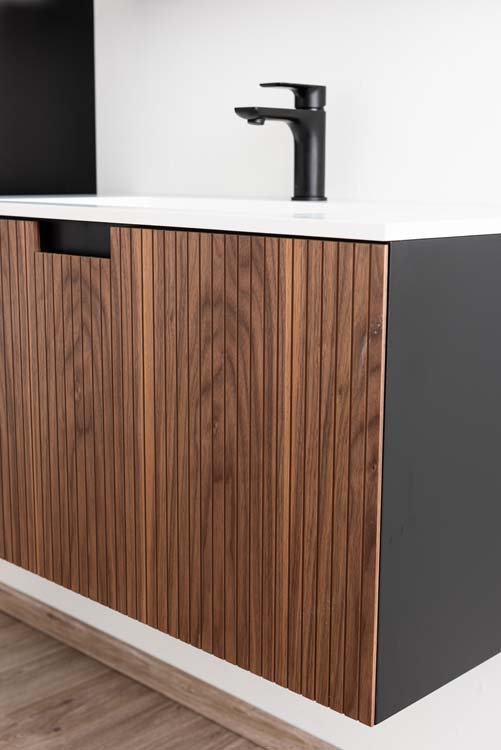 Meuble de salle de bains Willow noyer suspendu avec lavabo simple blanc mat 90cm Meuble de salle de bains Willow noyer suspendu avec lavabo simple blanc mat 90cm