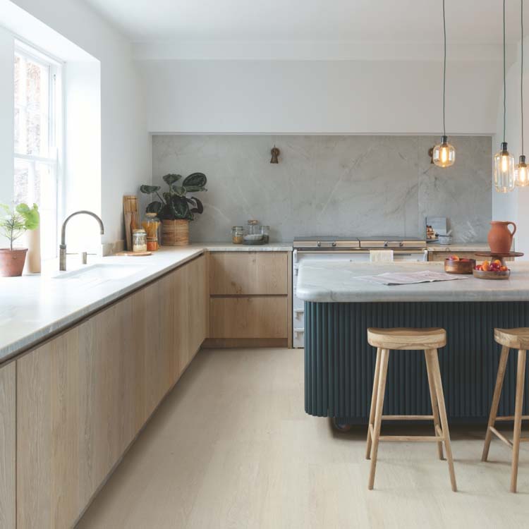 Sol vinyle Quick-Step Bloom planche 6mm chêne clair brise marine gris clair 149,4x20,9cm avec sous-couche