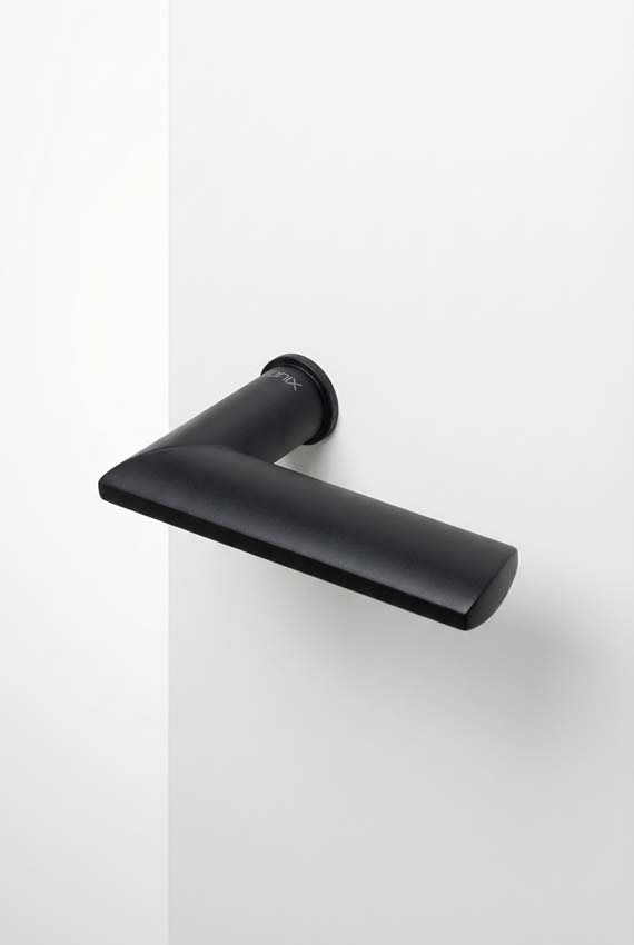 Poignée de porte Xinnix 004.22 en aluminium laqué anodisé noir complet rosaces non comprises