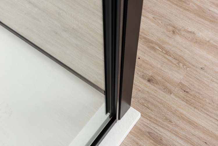 Douchewand Urian zwart profiel 137-139x200cm met handdoekhouder