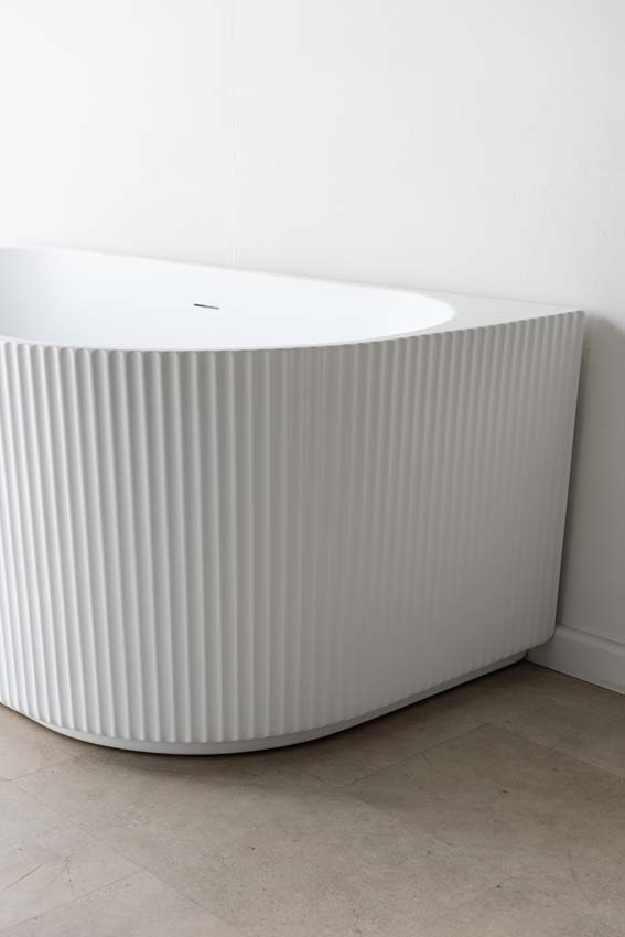 Half vrijstaand bad Chase mat wit geribbeld 170x80cm