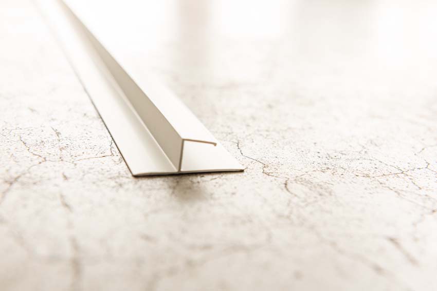 U-profiel PVC met lip wit 3m om op te vijzen