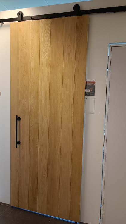 Complete enkele schuifdeur Country eik 93x180-231,5cm + rail zwart