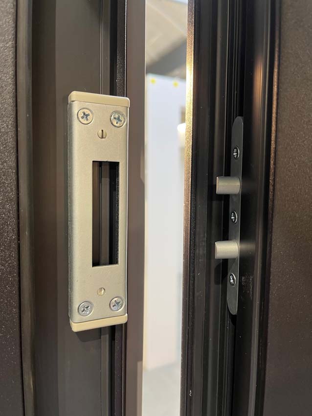 Buitendeur halfglas PVC helder glas zwart rechtstrekkend naar buiten opendraaiend op maat