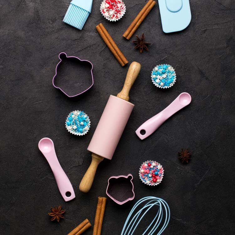 Rouleau de pâte de silicone avec matériaux de cuisson sur fond noir
