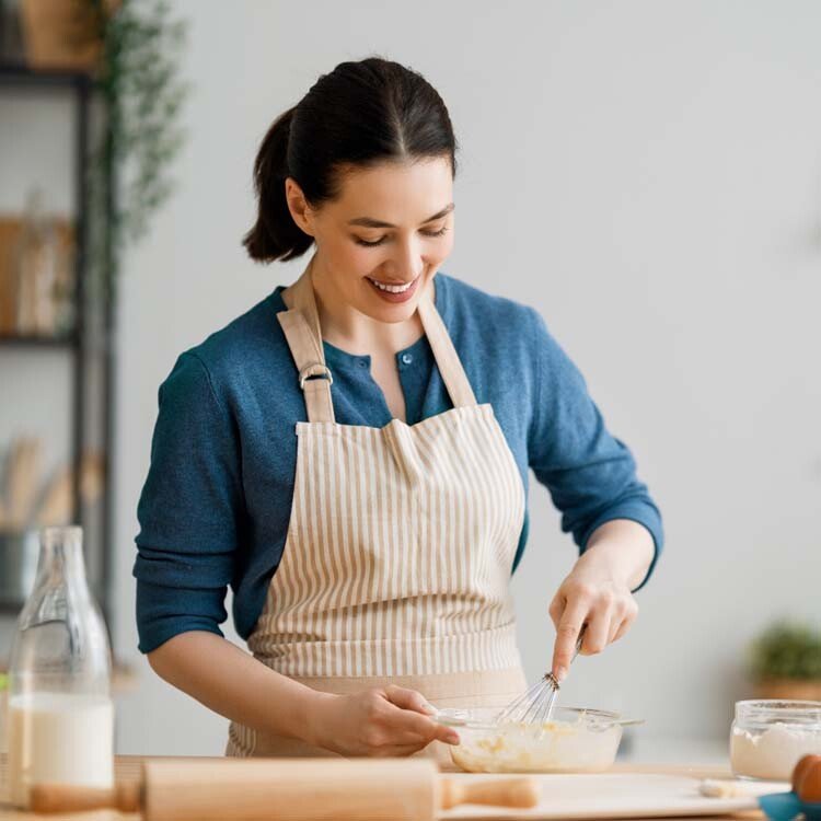 Madame avec une spatule dans la cuisine